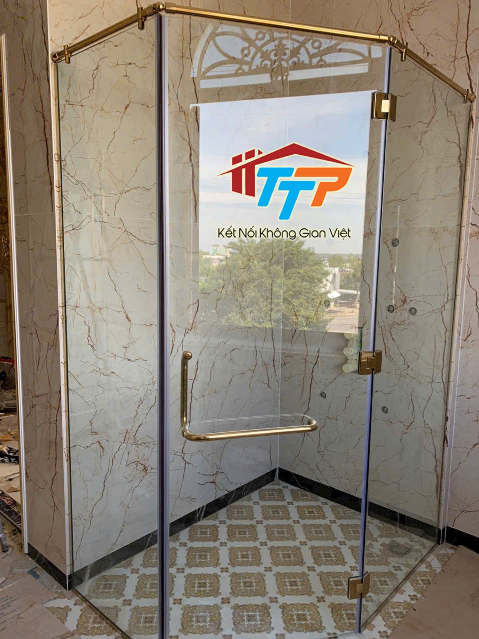 Phòng tắm kính cường lực hiện đại, sang trọng