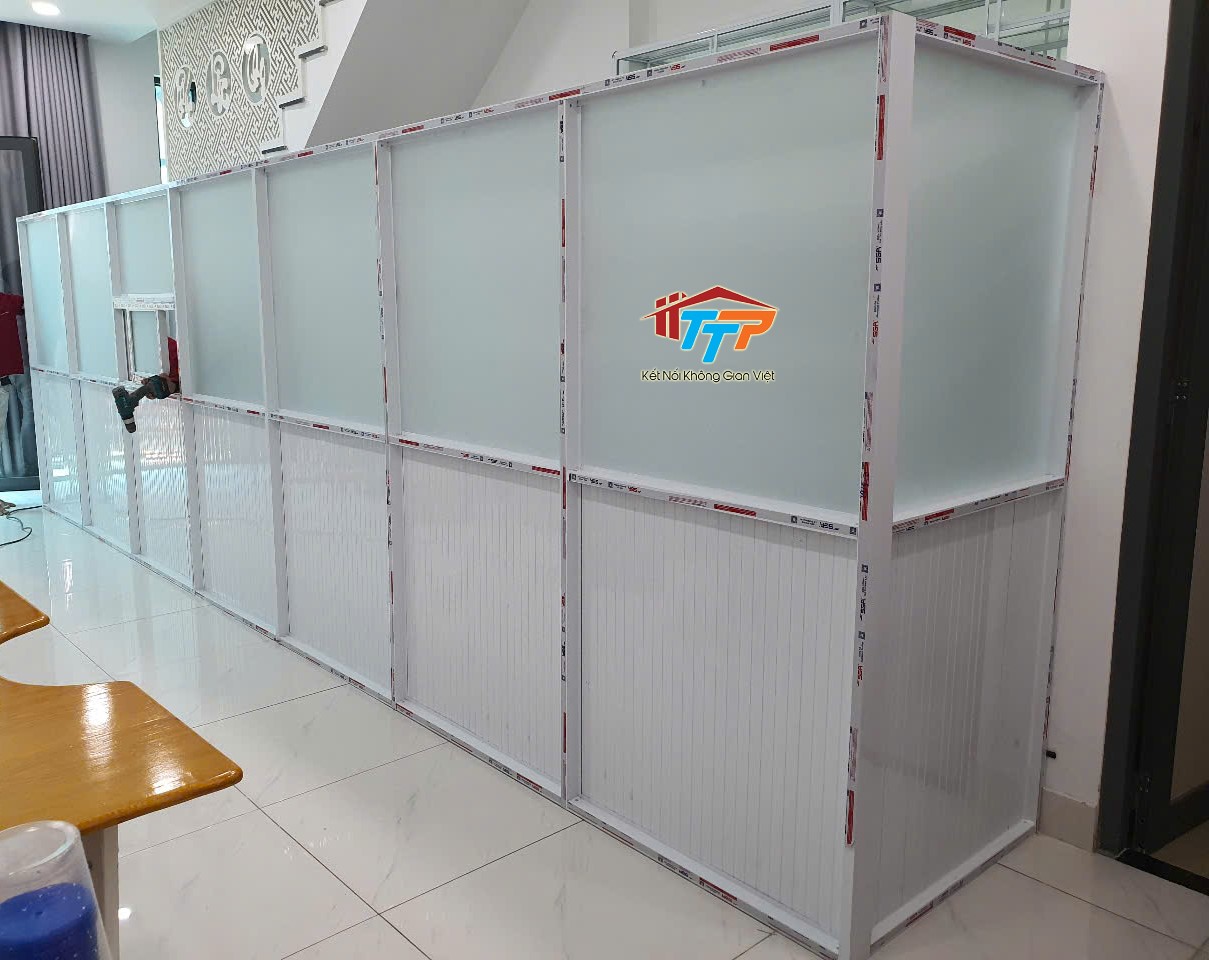 Vách nhôm SGA kết hợp kính mờ 5ly cường lực