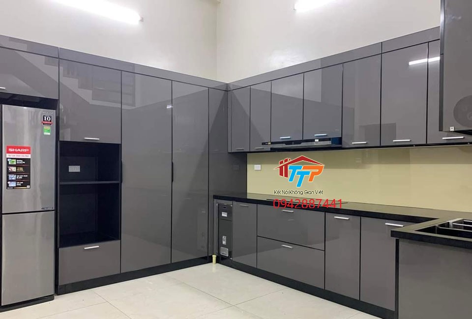 Tủ bếp cánh kính kết hợp tủ đồ khô