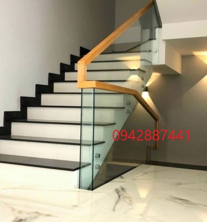 Cầu thang kính cường lực không trụ đơn giản, sang trọng