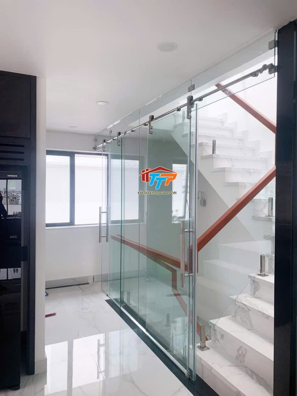 Cầu thang kính cường lực 10mm tay vịn gỗ căm xe trụ inox lửng sang trọng