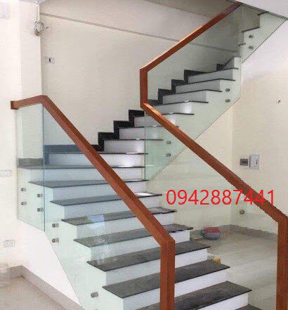 Cầu thang kính Pad inox 304 đẹp, nét, sang trọng mà vẫn đảm bảo an toàn tuyệt đối Cầu thang kính cường lực không trụ- gắn pad inox 304 đẹp, sang trọng, phù hợp nhà phố hiện đại