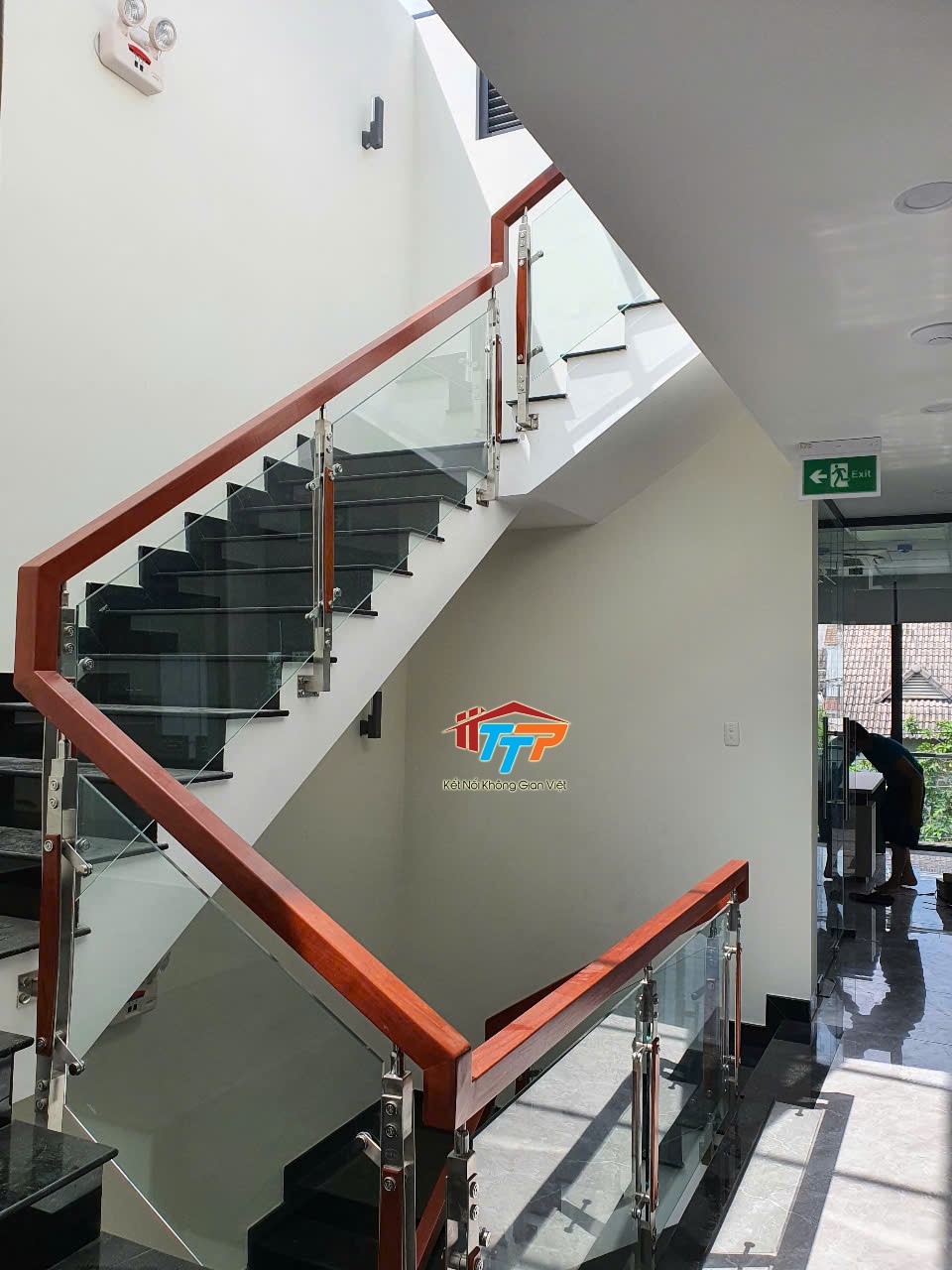 Cầu thang kính cường lực 10mm tay vịn gỗ căm xe trụ inox cao mẫu tại Ctr Quận 12