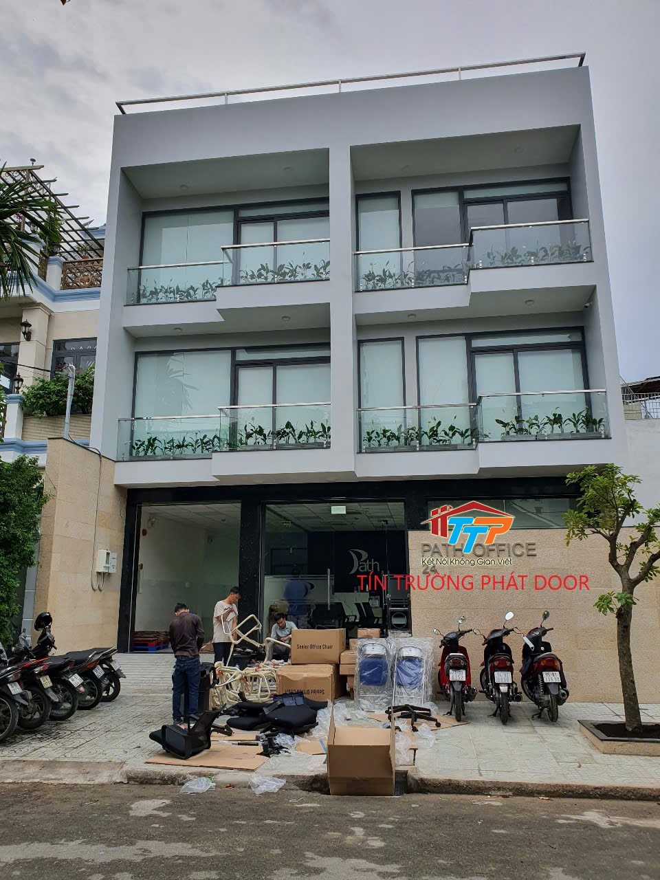 Lan can kính cường lực 10mm sang đẹp thi công tại Sài Gòn