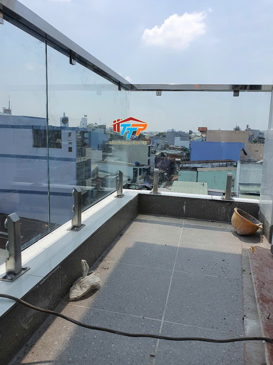 Lan can kính cường lực trụ inox hiện đại Lan can kính ngoài trời trụ inox tay vịn inox sang đẹp lắp đặt trên tầng thượng tại TP Hồ Chí Minh