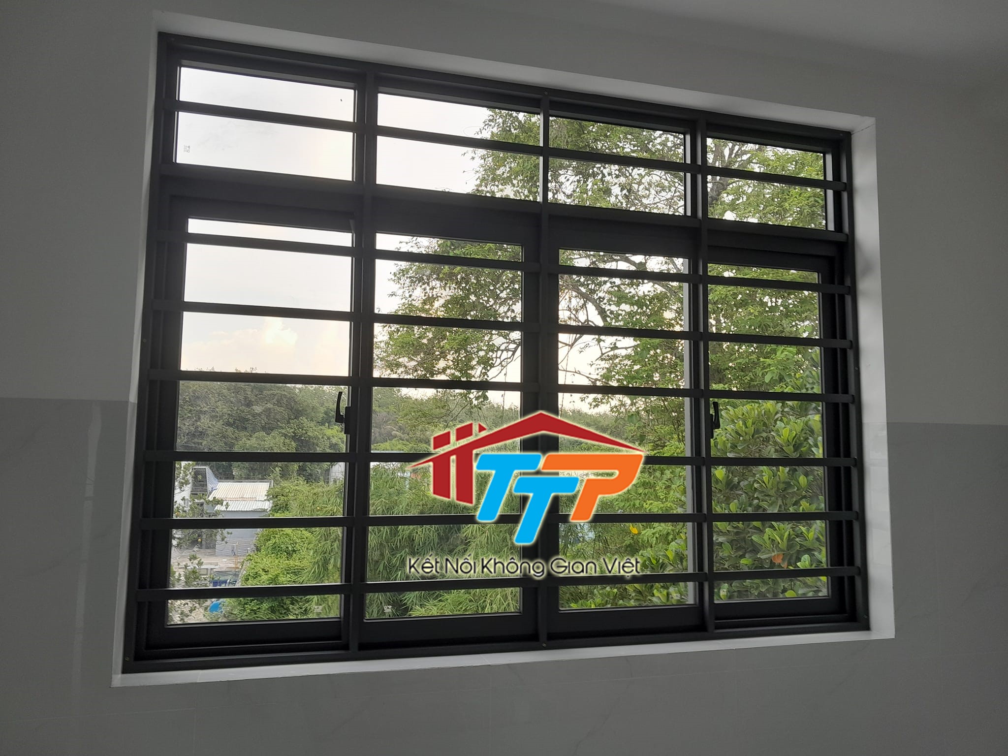 Cửa sổ lùa kết hợp khung bảo vệ, thêm 1 lớp bảo vệ là thêm 1 phần an tâm Cửa sổ lùa Xingfa đẹp, an toàn, sản phầm cần thiết cho mọi gia đình