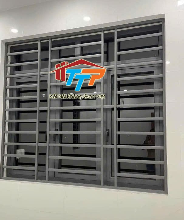 Cửa sổ mở quay kèm khung bảo vệ rất cần thiết, mang lại cảm giác an toàn cho mọi nhà Cửa sổ nhôm Xingfa an toàn, cần thiết cho sự an toàn của ngôi nhà