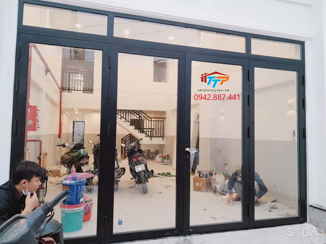 Cửa đi Xingfa màu đen ấn tượng – thiết kế sang trọng, độ bền cao, phù hợp mặt tiền biệt thự và nhà phố